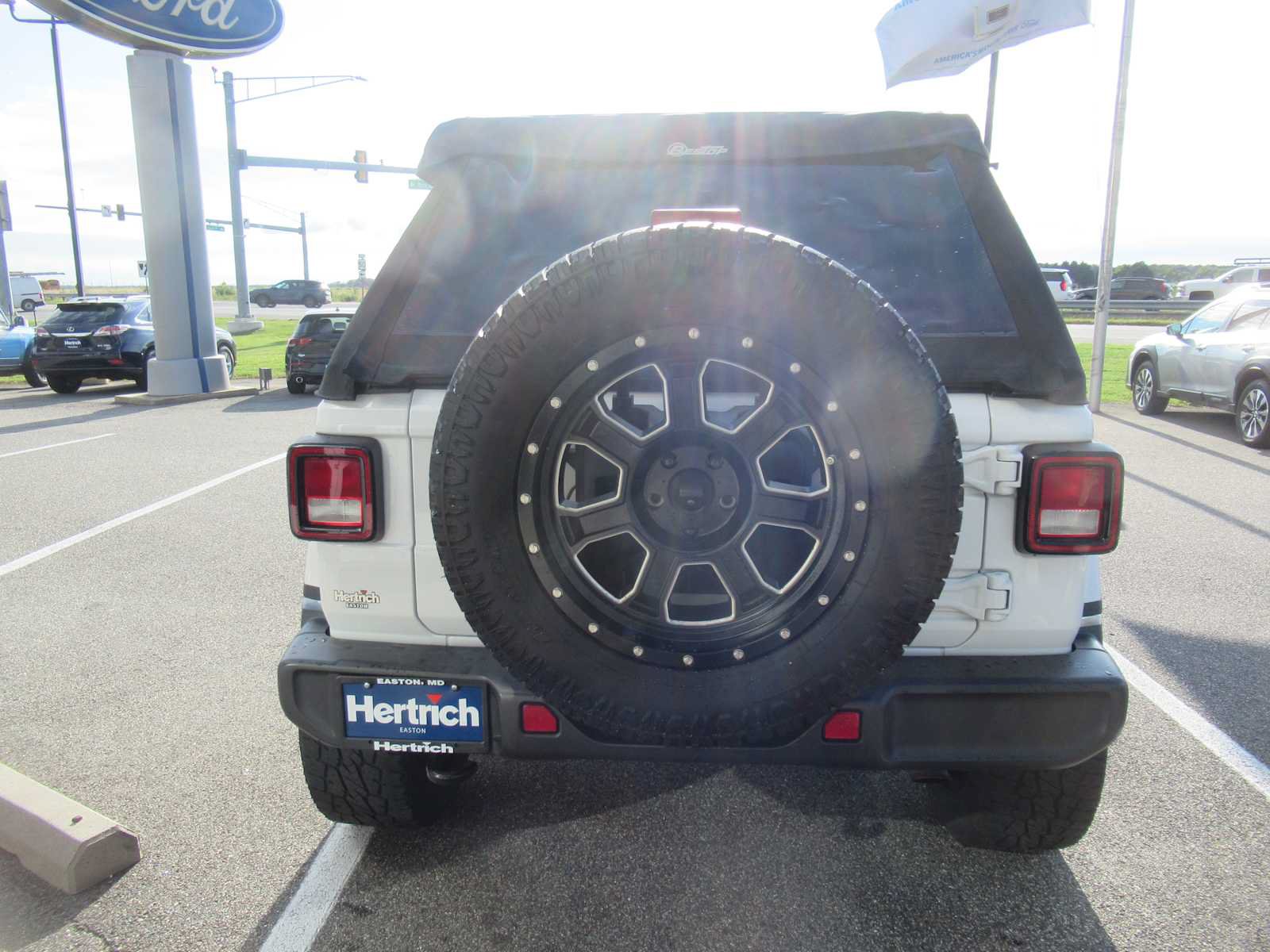 Used 2022 Jeep Wrangler Unlimited Sahara w/ Cold Weather Group AWD/4WD image 6