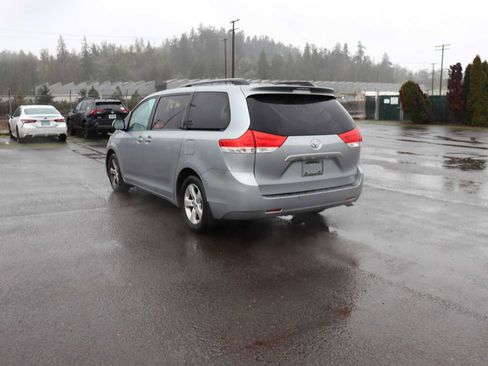 Used 2013 Toyota Sienna LE w/ Towing Pkg image 7
