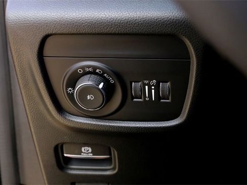 Used 2023 Jeep Grand Cherokee Limited w/ Luxury Tech Group II image 19