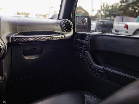 Used 2015 Jeep Wrangler Unlimited Rubicon AWD/4WD image 37