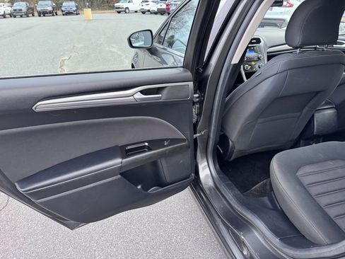 Used 2017 Ford Fusion SE image 17