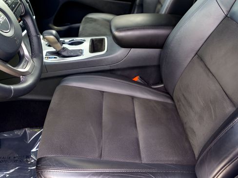 Used 2020 Jeep Grand Cherokee Altitude RWD image 11