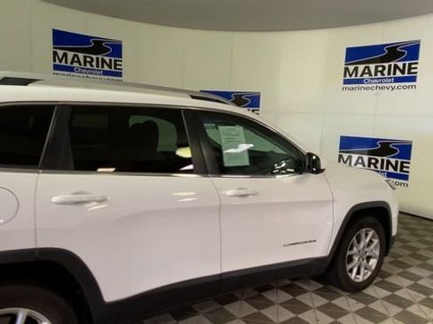 Used 2018 Jeep Cherokee Latitude FWD image 2