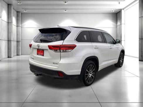 Used 2018 Toyota Highlander SE image 7