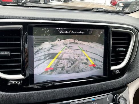 Used 2022 Chrysler Pacifica Touring-L image 18