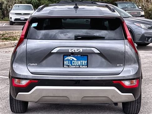Used 2023 Kia Niro SX image 5