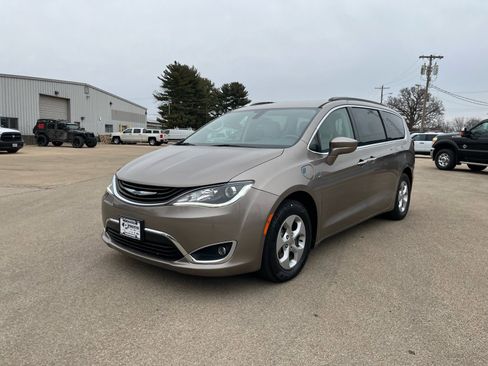 Used 2018 Chrysler Pacifica Touring Plus image 1