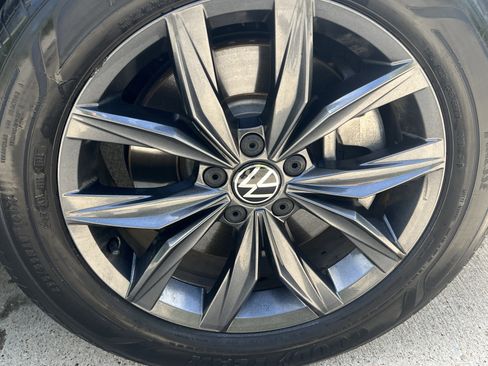 Used 2023 Volkswagen Tiguan SE w/ Panoramic Sunroof Package image 12