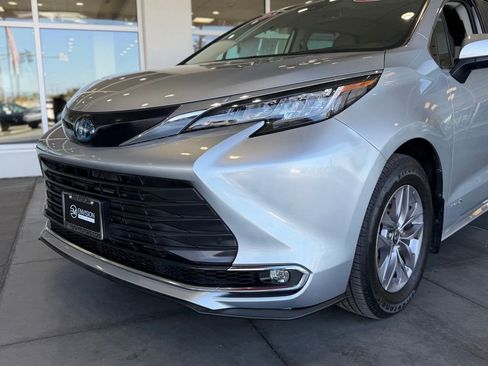 Certified 2021 Toyota Sienna XLE FWD image 3