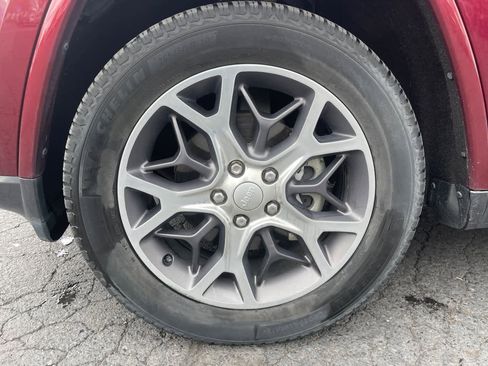 Used 2018 Jeep Grand Cherokee Limited image 15