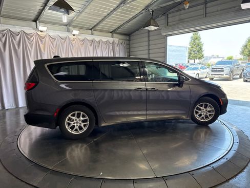 Used 2023 Chrysler Pacifica Touring-L FWD image 4
