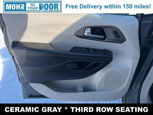 Used 2021 Chrysler Pacifica Touring-L image 10