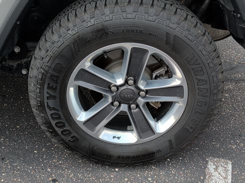 Used 2019 Jeep Wrangler Unlimited Sahara w/ Cold Weather Group AWD/4WD image 5