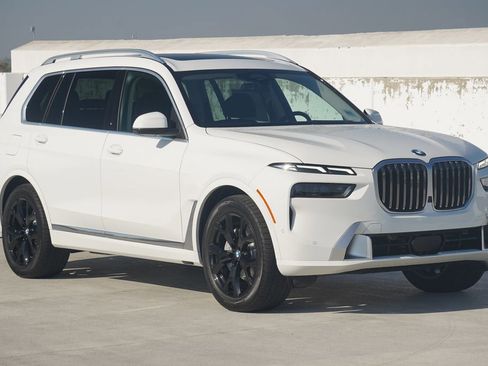 New 2026 BMW X7 xDrive40i w/ Premium Package image 3