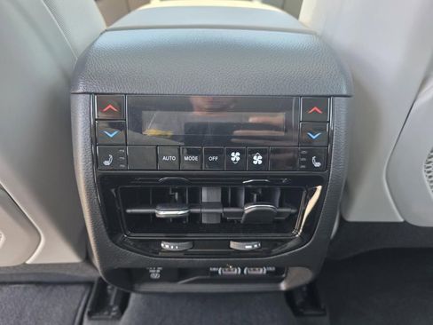 Used 2022 Jeep Grand Cherokee Overland w/ Luxury Tech Group IV image 30