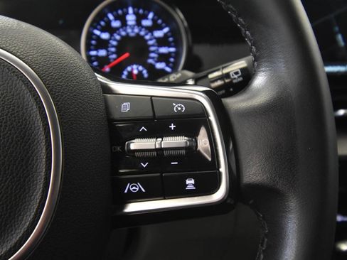 Used 2024 Kia Carnival EX FWD image 28