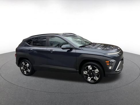 Used 2025 Hyundai Kona SEL image 2