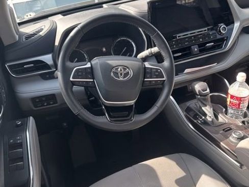 Used 2022 Toyota Highlander Platinum image 8