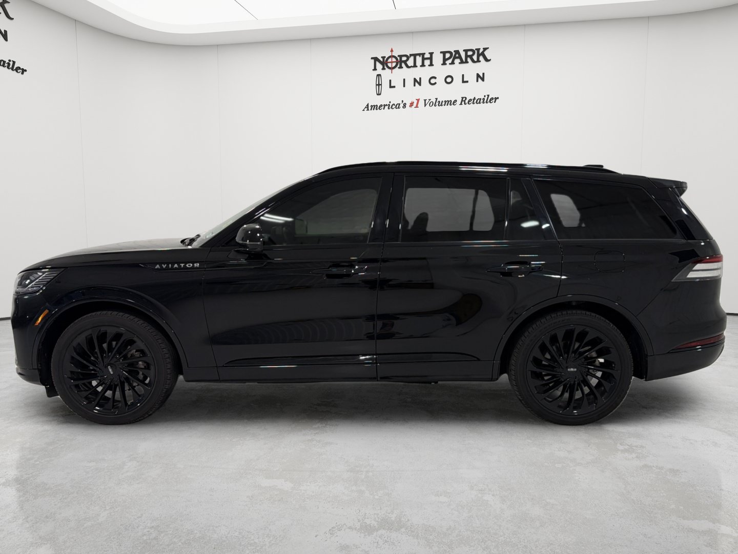 Used 2025 Lincoln Aviator Reserve w/ Jet Appearance Package RWD image 2