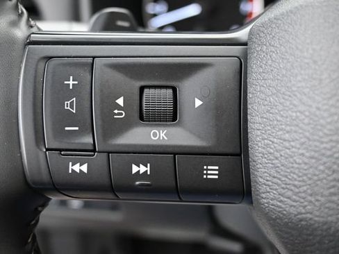 Used 2025 Nissan Rogue SV FWD image 16