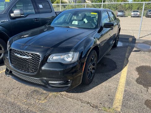 Used 2019 Chrysler 300 S w/ 300S Premium Group 2 AWD/4WD image 2