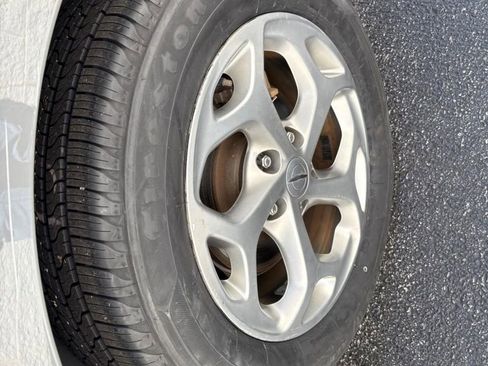 Used 2023 Chrysler Pacifica Limited FWD image 9