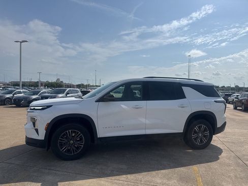 Used 2025 Chevrolet Traverse LT image 11