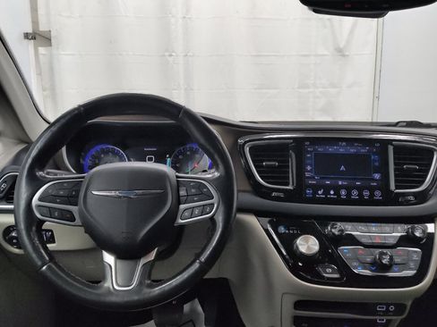 Used 2018 Chrysler Pacifica Touring-L Plus w/ Advanced Safetytec Group FWD image 22