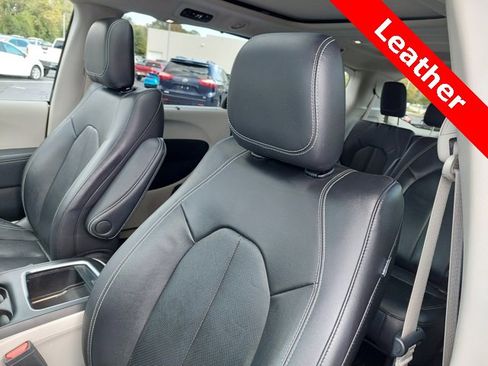 Used 2022 Chrysler Pacifica Touring-L image 6