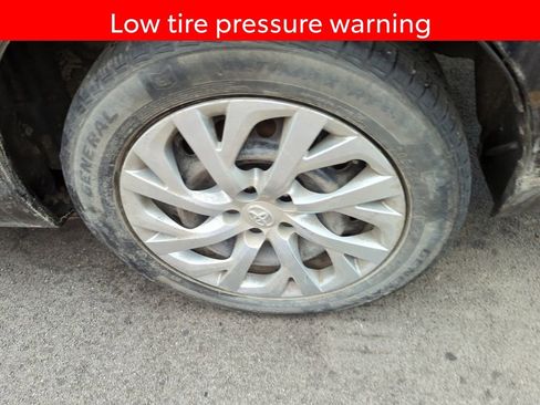 Used 2018 Toyota Corolla LE image 5