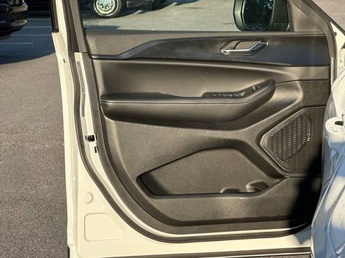 New 2025 Jeep Grand Cherokee L Laredo image 10