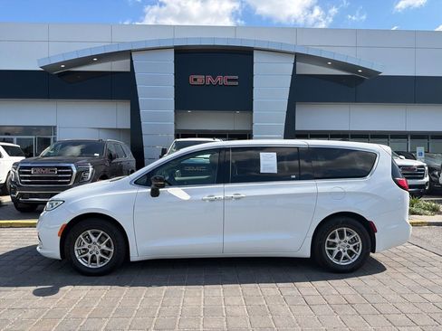Used 2024 Chrysler Pacifica Touring-L FWD image 1