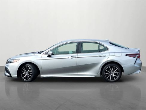 Used 2024 Toyota Camry SE image 3