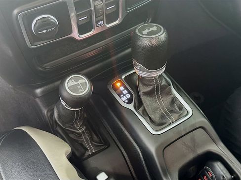 Used 2020 Jeep Wrangler Unlimited Sahara w/ Uconnect 4C Nav & Sound Group AWD/4WD image 17