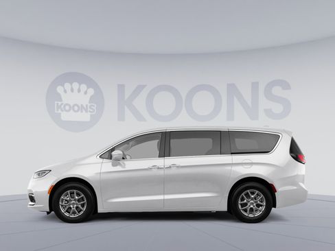 Used 2023 Chrysler Pacifica Touring-L FWD image 2