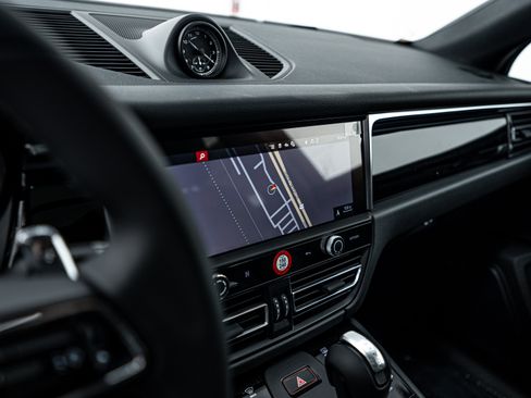 Certified 2025 Porsche Macan image 15