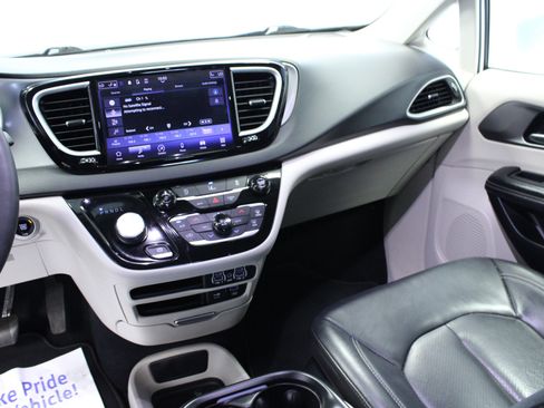 Used 2022 Chrysler Pacifica Touring-L FWD image 20