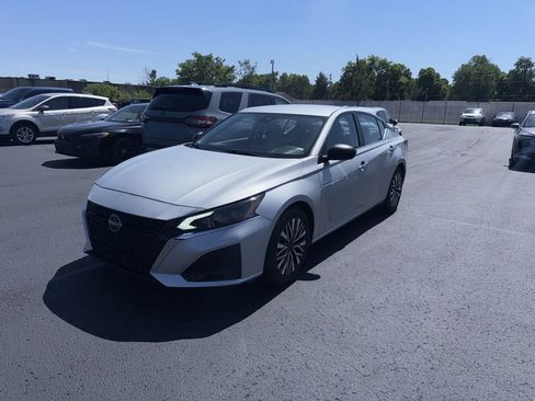 Used 2024 Nissan Altima 2.5 SV FWD image 3