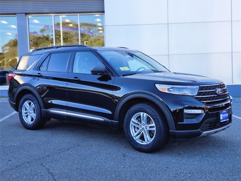 Used 2022 Ford Explorer XLT w/ Equipment Group 202A image 7