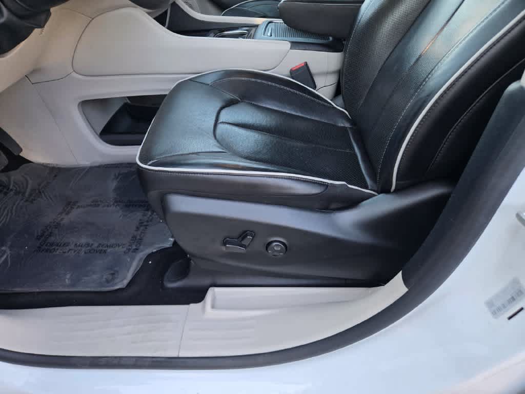 Used 2024 Chrysler Pacifica Limited FWD image 16