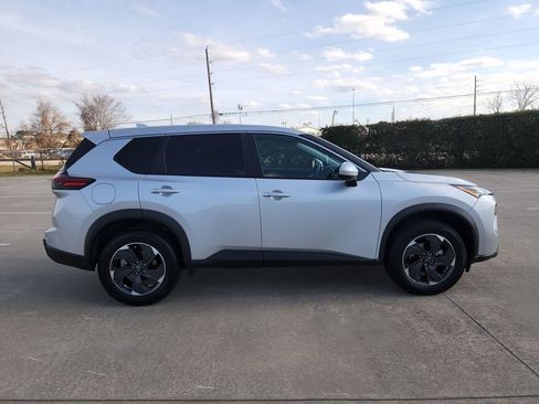Used 2025 Nissan Rogue SV image 4