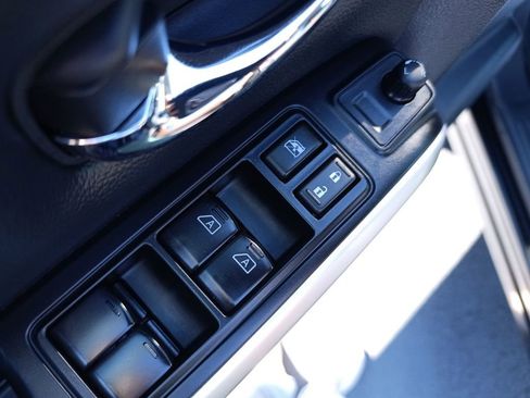 Used 2024 Nissan Titan SV w/ SV Convenience Package image 11