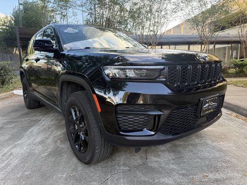 Used 2024 Jeep Grand Cherokee Altitude RWD image 8