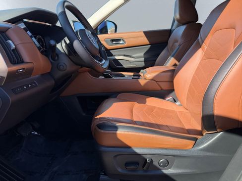 Used 2023 Nissan Pathfinder Platinum image 21