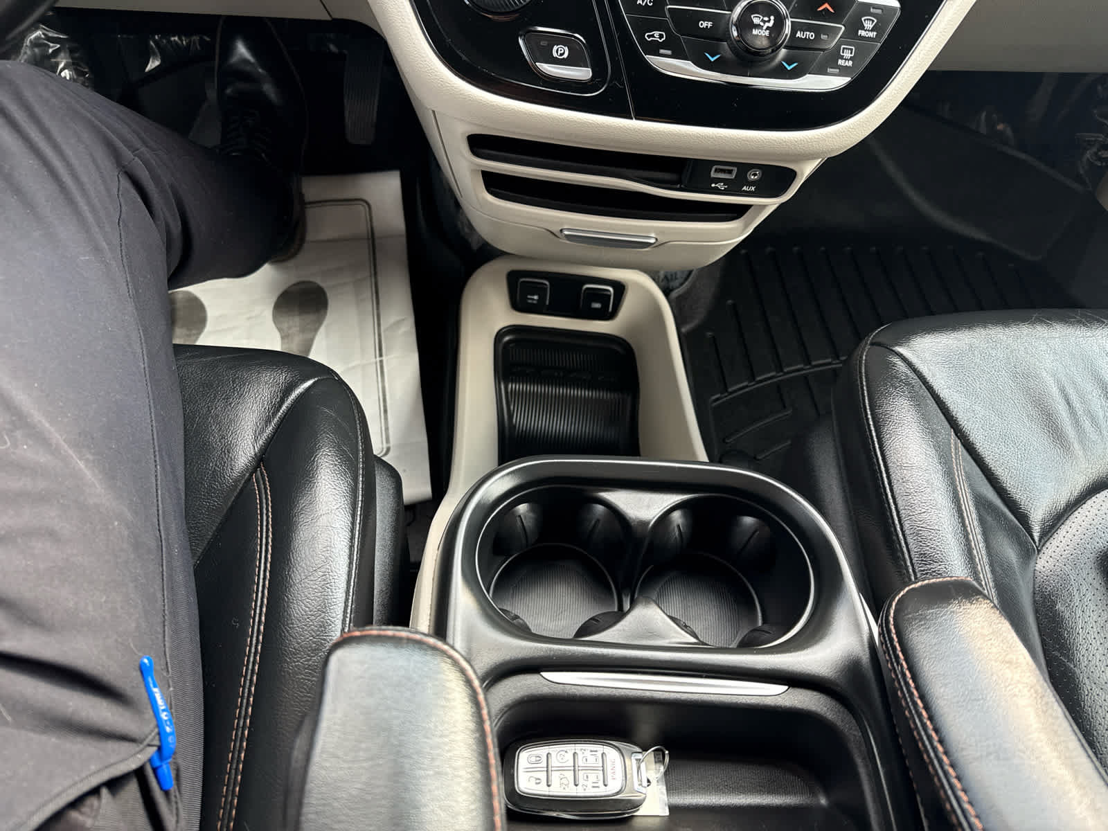 Used 2020 Chrysler Pacifica Touring-L FWD image 25