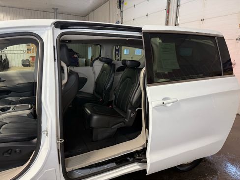 Used 2024 Chrysler Pacifica Touring-L image 14