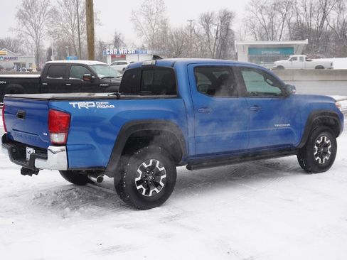 Used 2017 Toyota Tacoma TRD Off-Road image 7