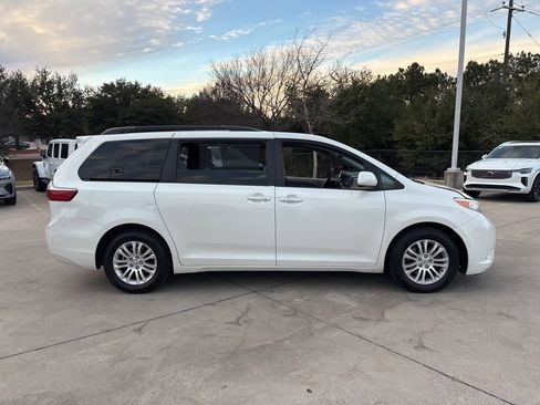 Used 2017 Toyota Sienna XLE image 4