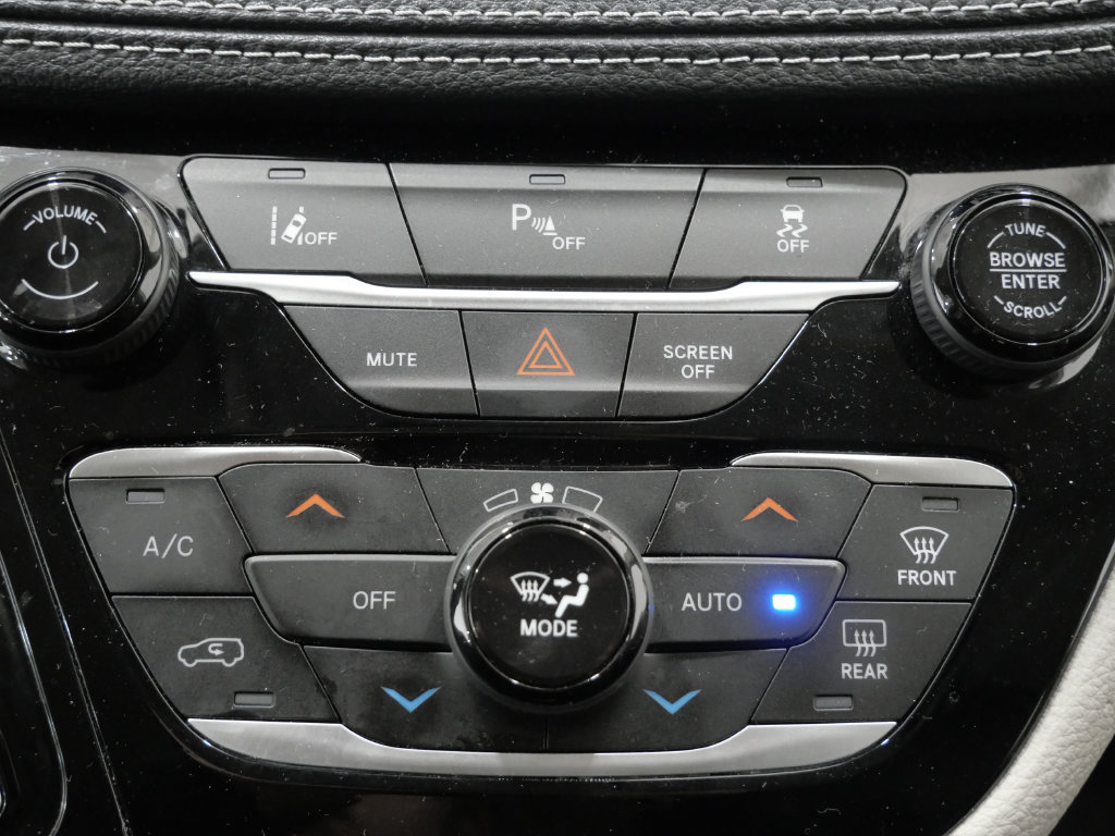 Used 2023 Chrysler Pacifica Touring-L FWD image 19