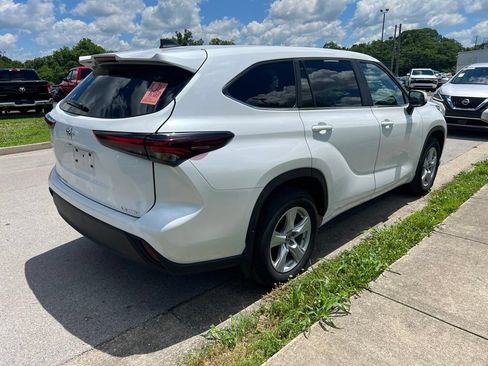 Used 2025 Toyota Highlander LE AWD/4WD image 3